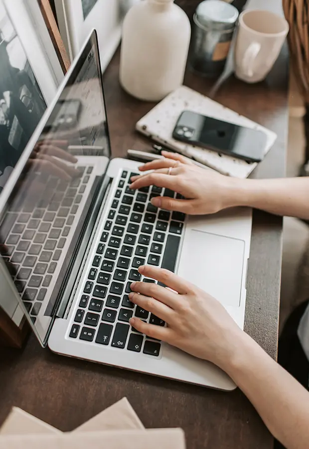 Persona escribiendo en laptop